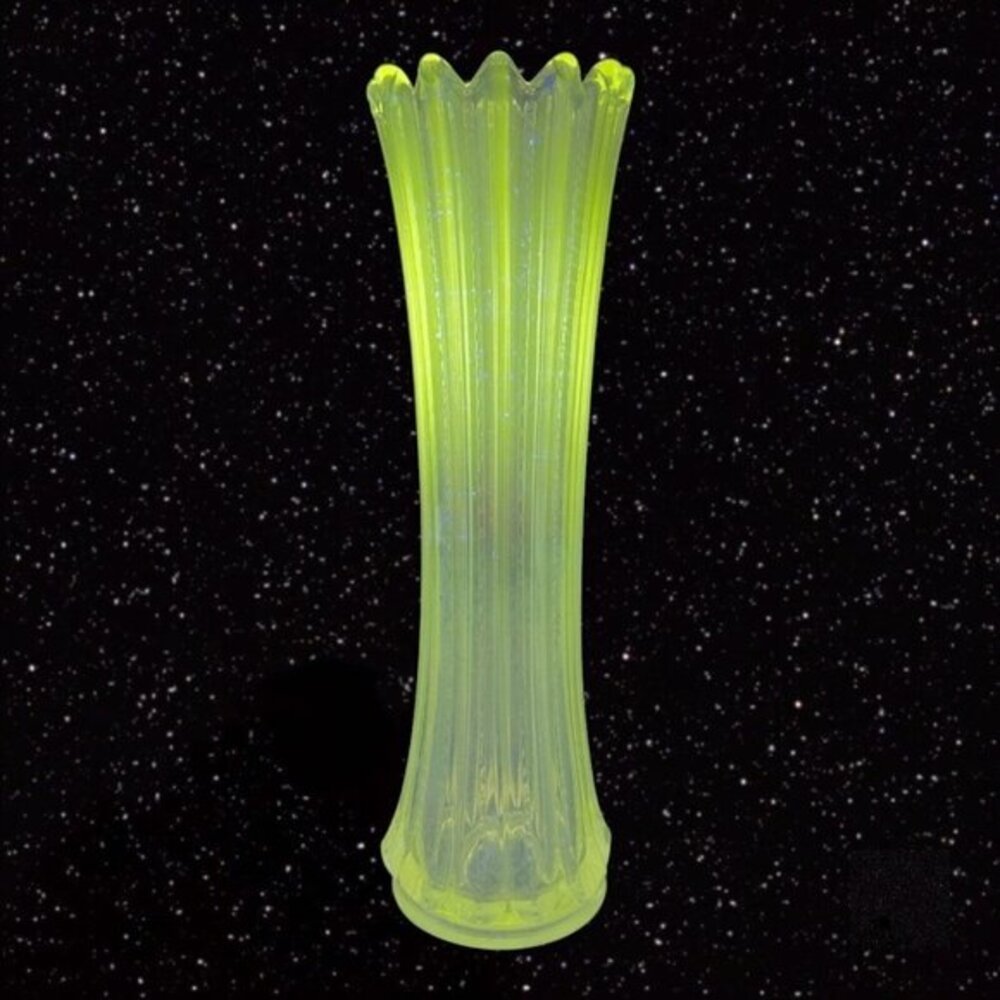 Antique Clear Swung Crystal Art Glass Vase Green UV Glass Vintage Manganese 365n
